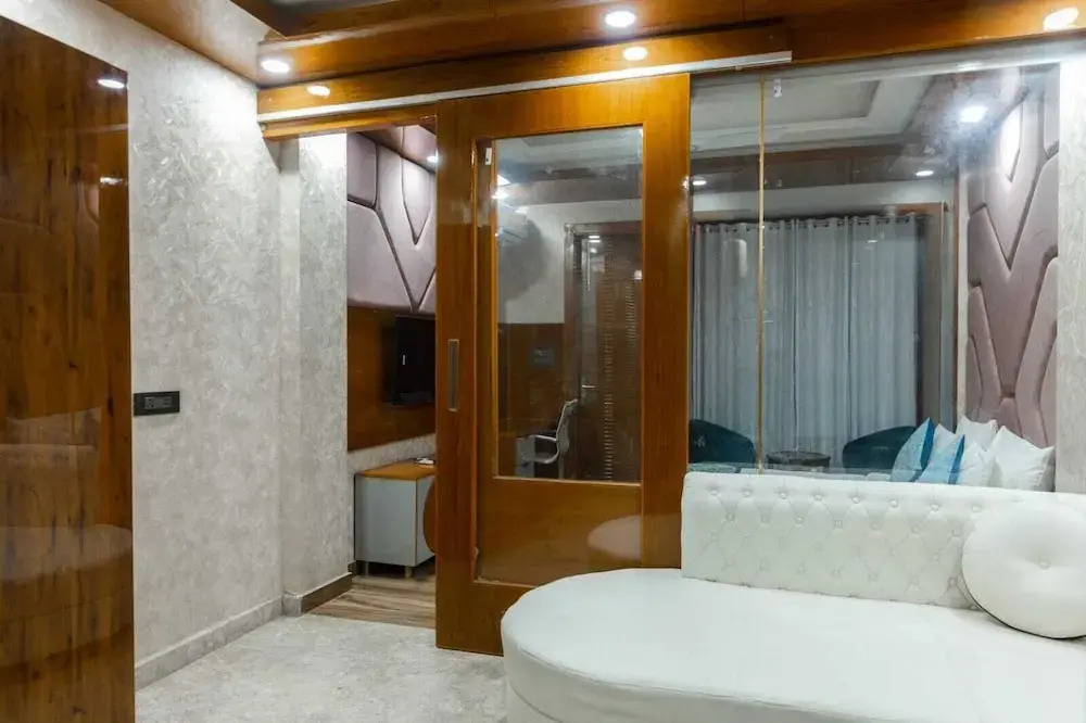 Platinum Service Apartment DLF Phase 3 Cyber City