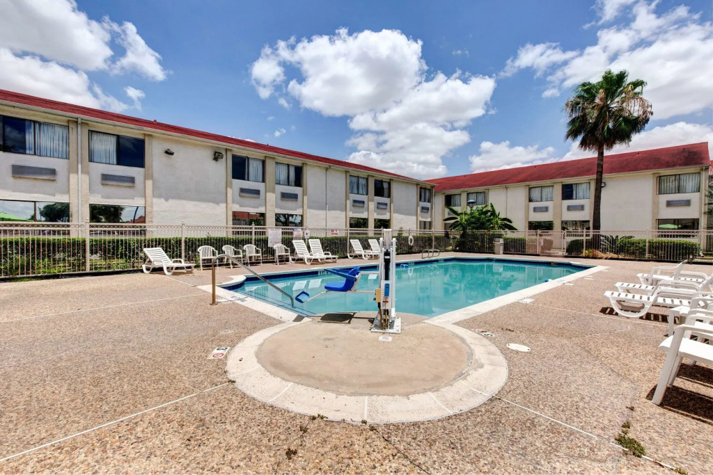 Executive Inn & Suites