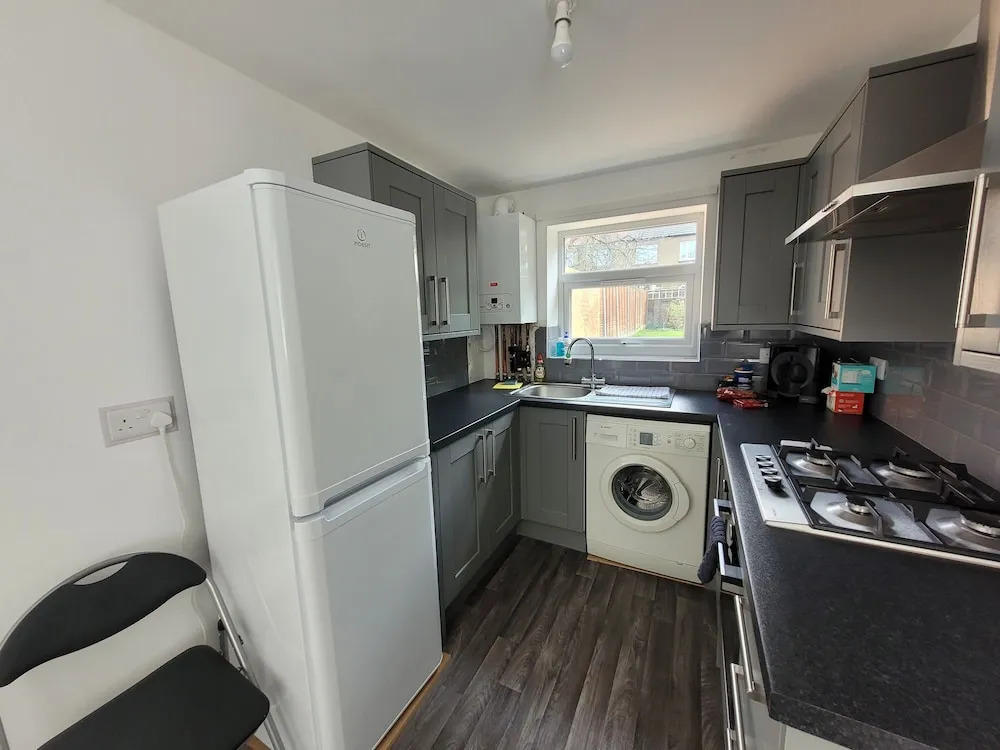 Lovely 2-bed Fully Refurbished House in London