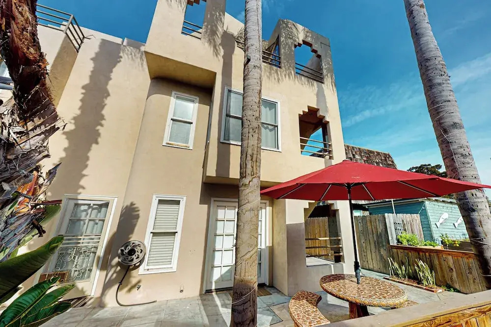 2BR Condo Steps to the Beach & Blvd-dog-friendly