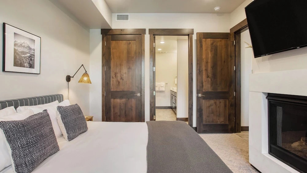Kokopelli and Kestrel by Avantstay 2 Moderm Condos + Community Pool + Fireplace + Walk to Park City Lifts