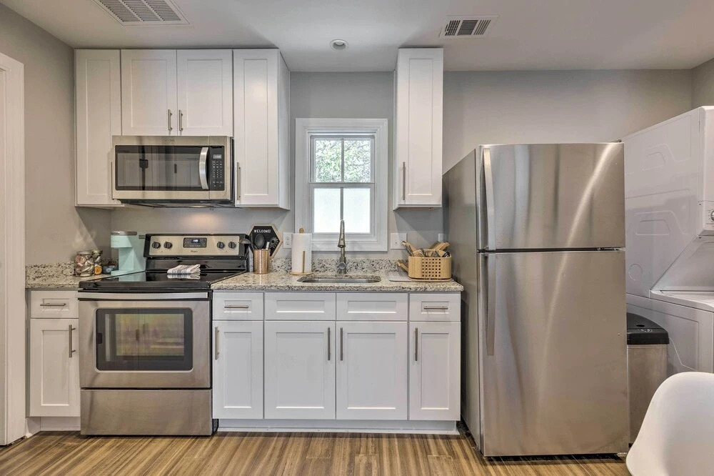 Updated Savannah Apartment - Walk to Forsyth Park!