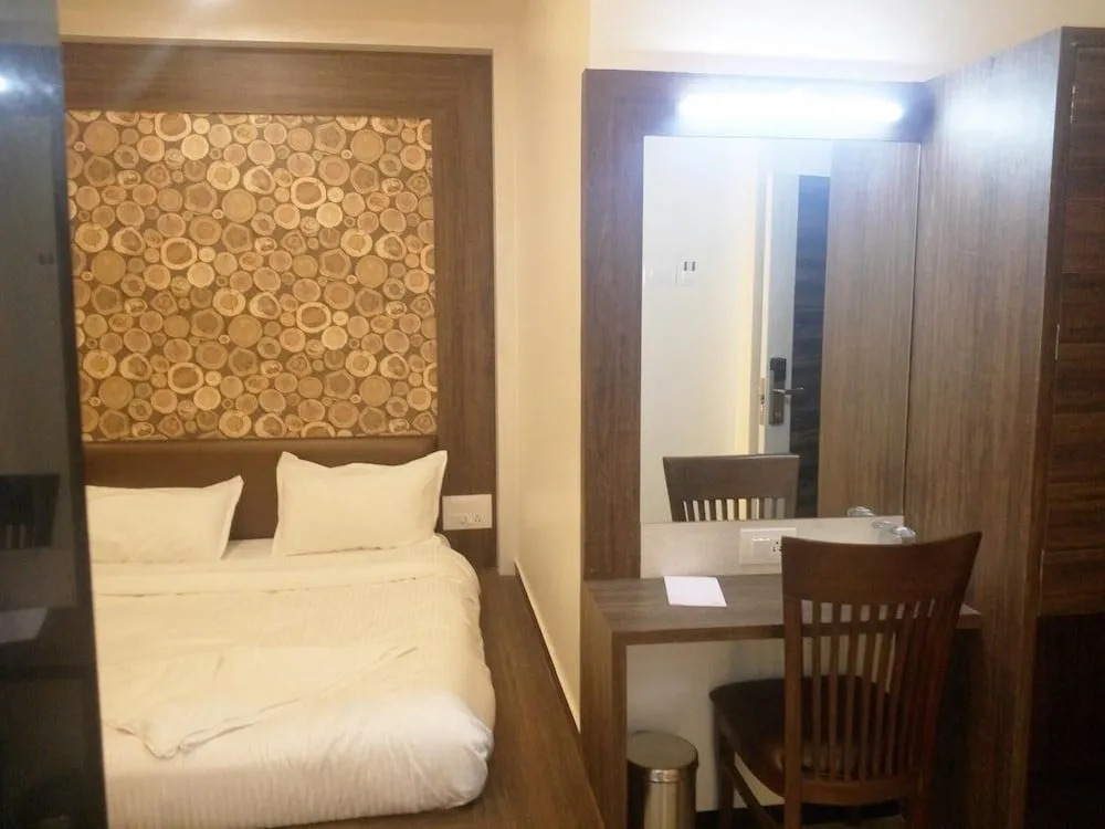 Hotel Pushpak Park