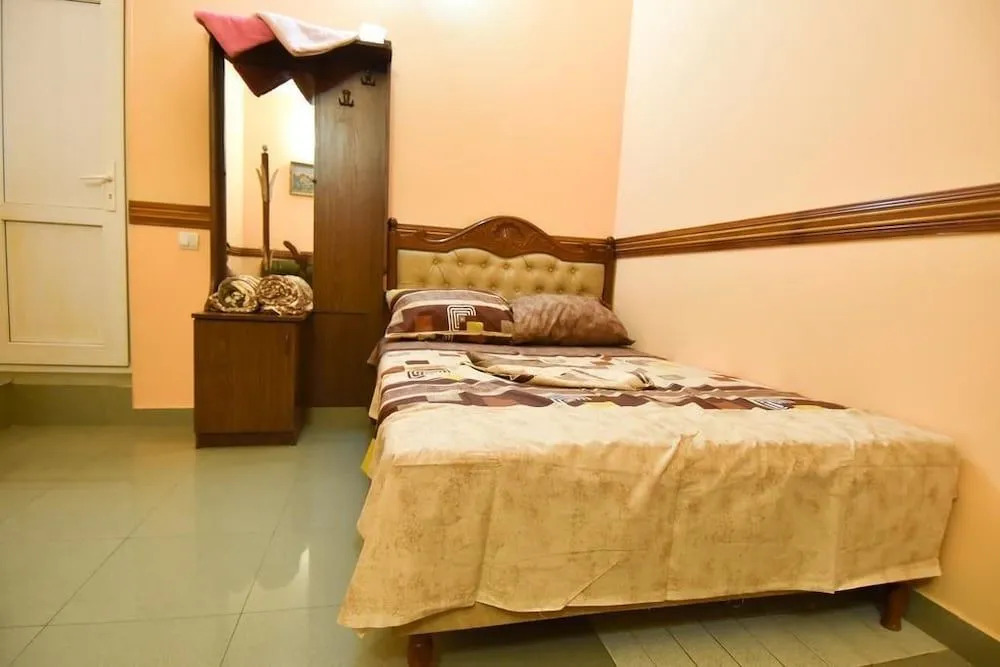 Green Hostel And Tours