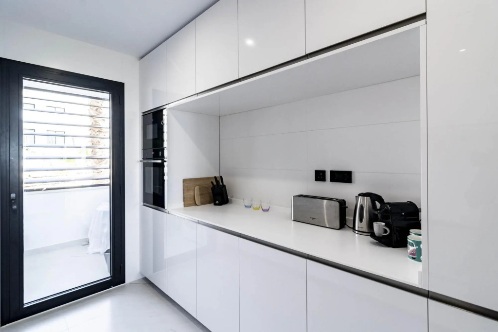 LAE23i- Apotel Estepona Hills by roomservices