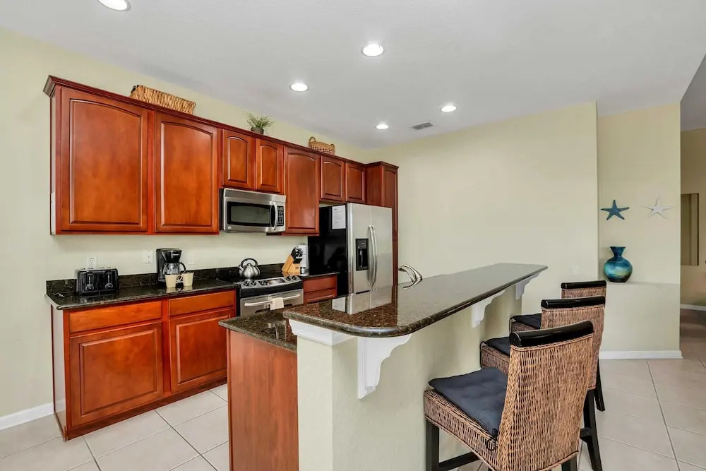Lovely Decor and Large Pool Area! Less Than 5 Miles to Disney. #4wh633