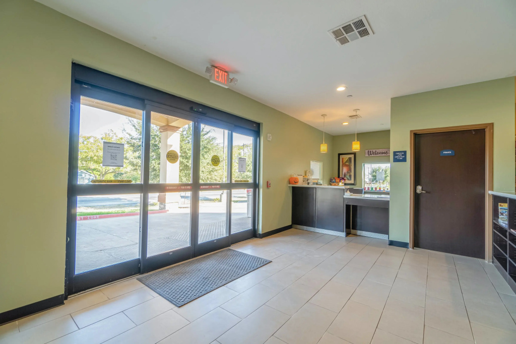 Moulton Inn & Suites By OYO Near Shiner TX