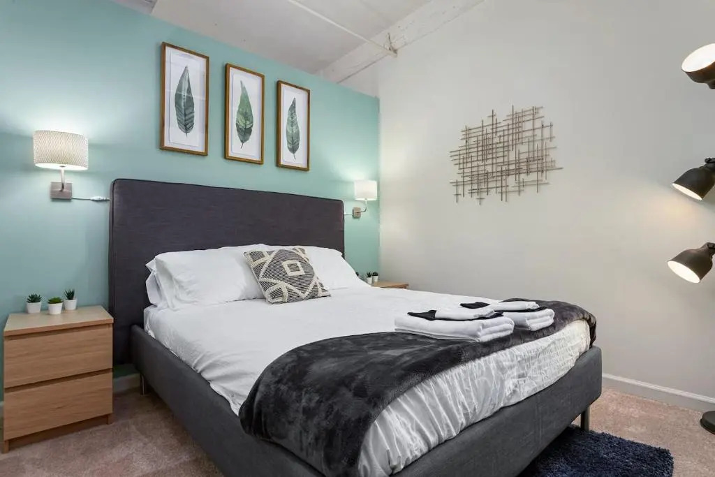 2BR Hip Downtown Apt + Apple TV + Wifi + Gym