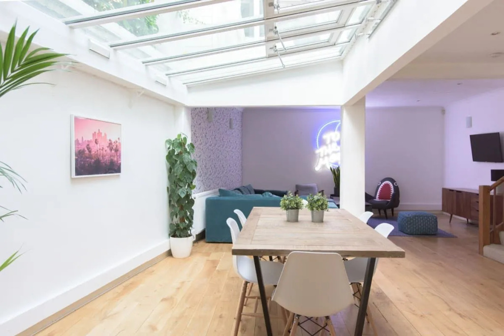 The Harrods Mews - Modern 4BDR Mews Home with Rooftop Terrace & Garage