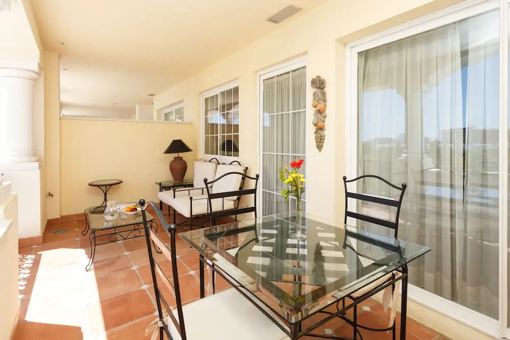 Apartamentos Guadalpin Suites