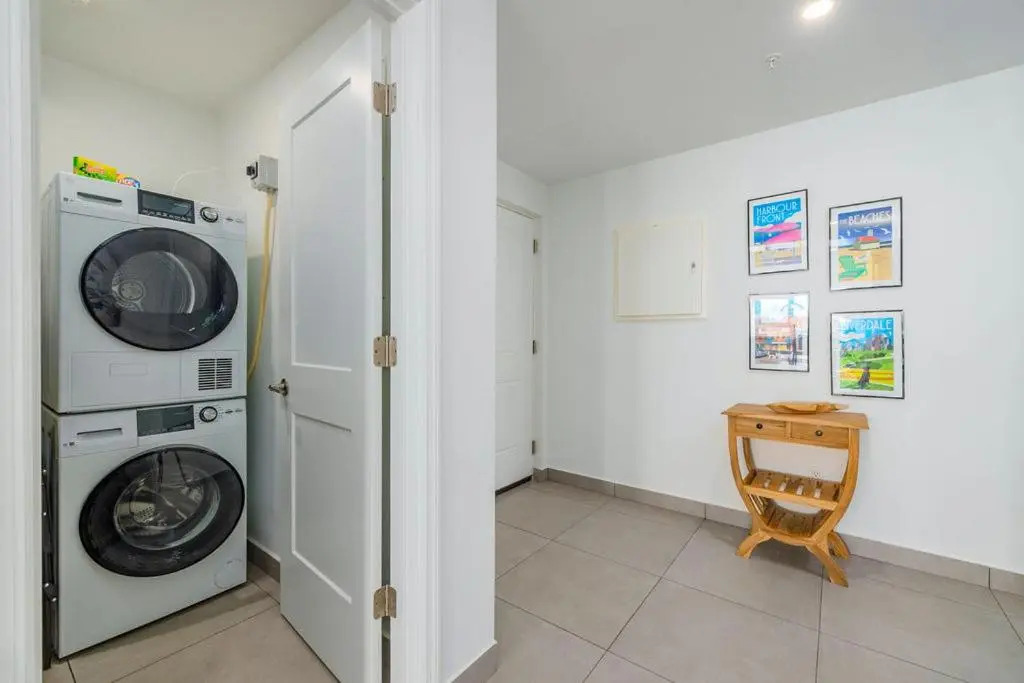 Magnificent 2 Bedroom corner condo with THE VIEW