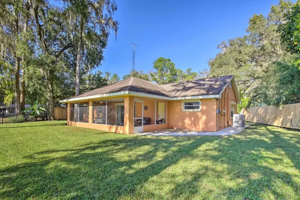 Rainbow River Oasis w/ Kayaks + Furnished Sunroom!