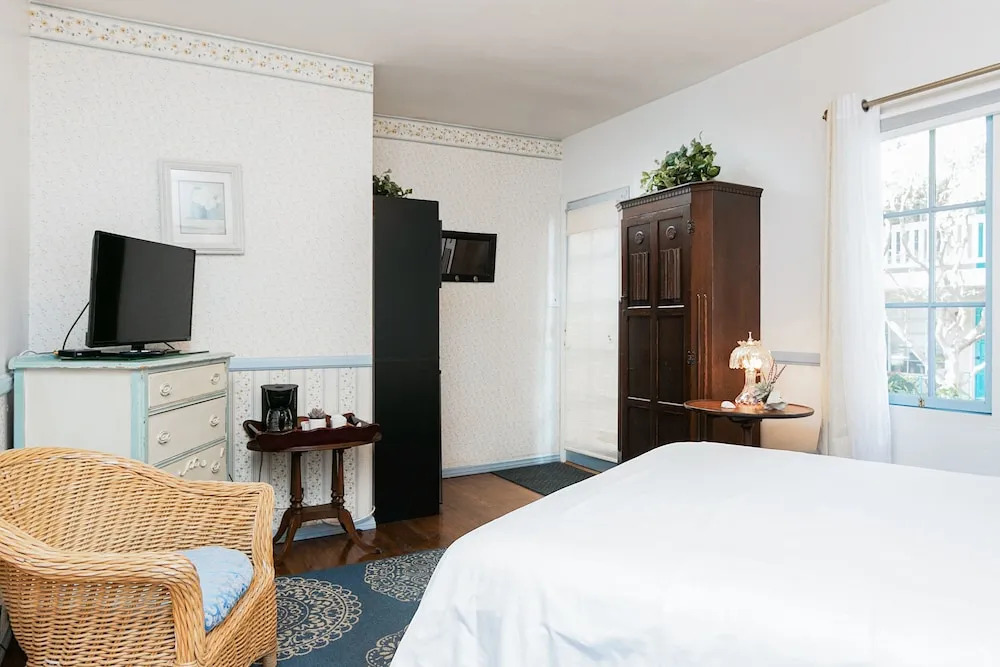 Charming Studio - 1 Block to Gorgeous East Beach! Hotel Room
