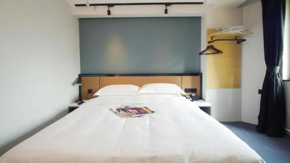 Guoshi Hotel (Dalian Donggang Business District Harbour Plaza Subway Station)