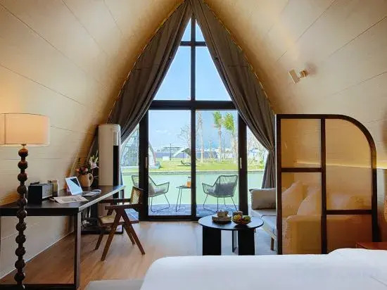 Yingge Treading on the Waves Boat House Homestay