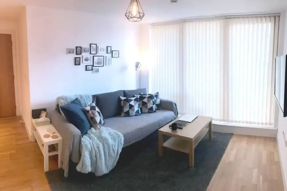 Modern City Centre 2BD Apt W Balcony & Parking
