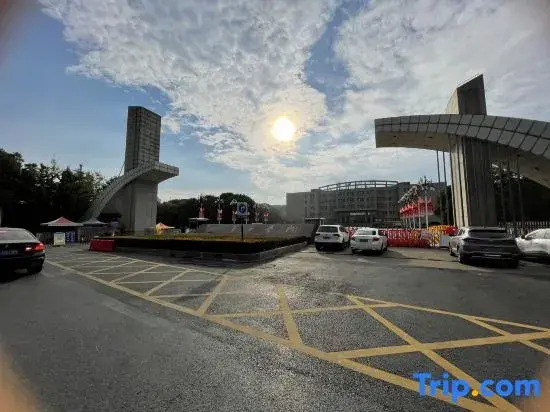 YUNDUOHotel (Jiangxia Living Room Metro Station EonMall Store)