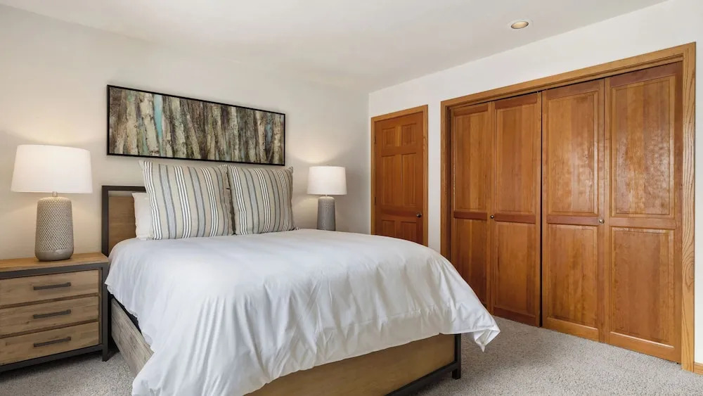 Riverside Condos A102 by Avantstay Condo Close To Downtown, Town Park & Ski Lift #8