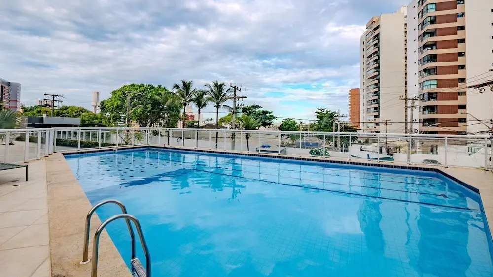 Apto com 3 su tes Piscina e Sauna a 450m da Praia