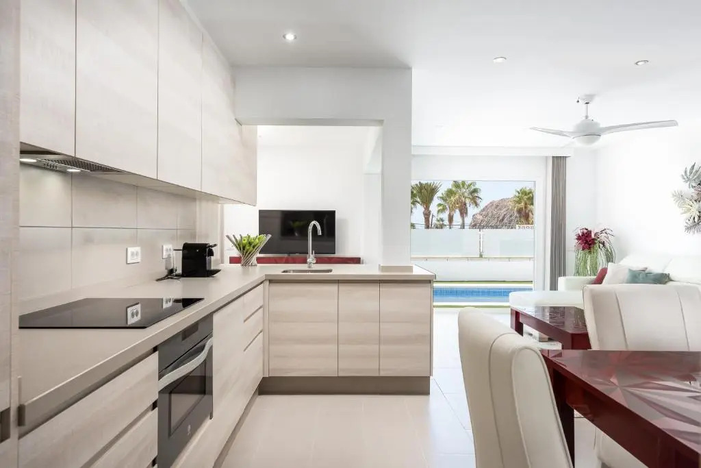 Luxurious VILLA - 300M2 - private HEATED pool - garage - WiFi