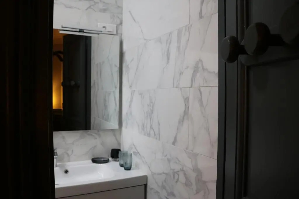 Large & Bright Apartment, Central Paris, Montmartre-Opéra, Picturesque Rue des Martyrs