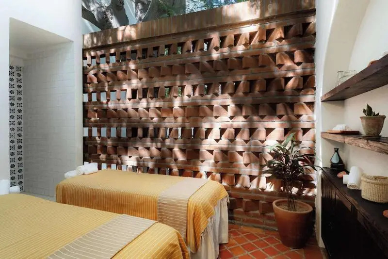 Tropicana Inn