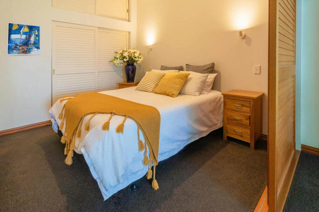 Beautiful sea views - Large 1 Br Free Parking