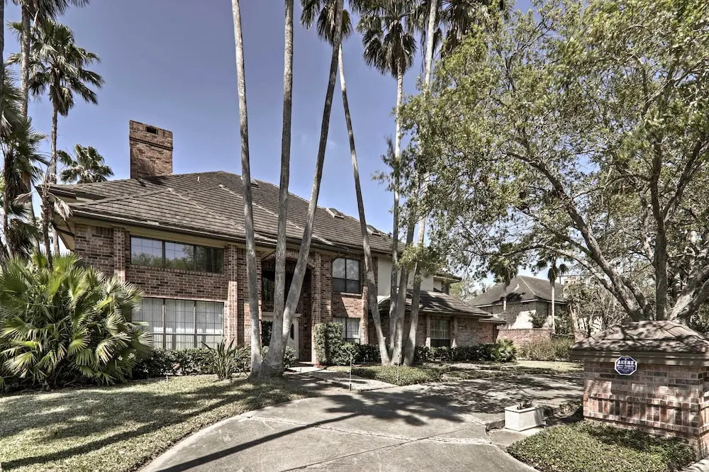 Private Pool: Lakefront Harlingen Home