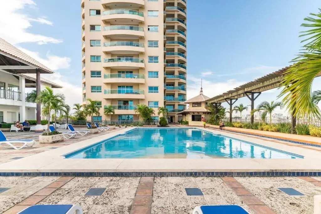 Luxurious 2BDR condo located in Prestigious Tower.
