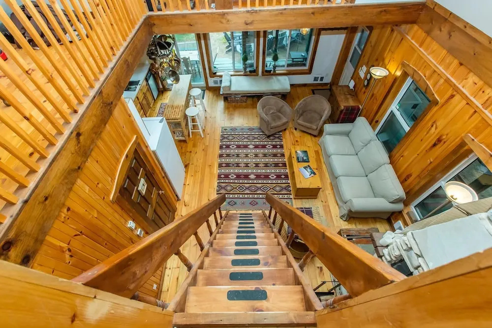Stornoway is a Gorgeous cottage just 5 ft from White Lake!