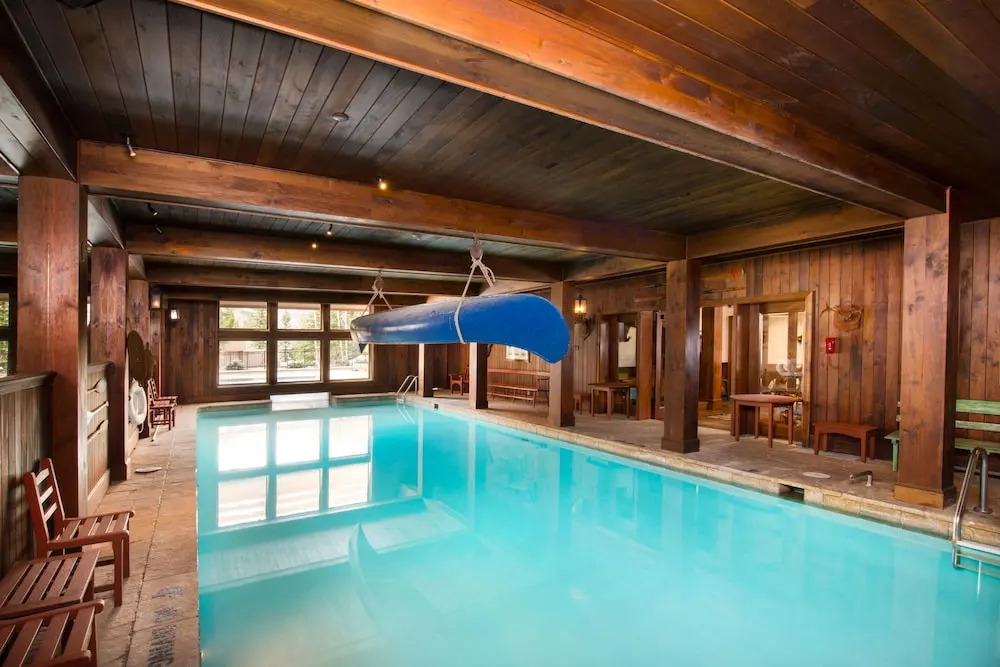 Modern Meets Mountains In This Airy 3 Bedroom Villa Villa