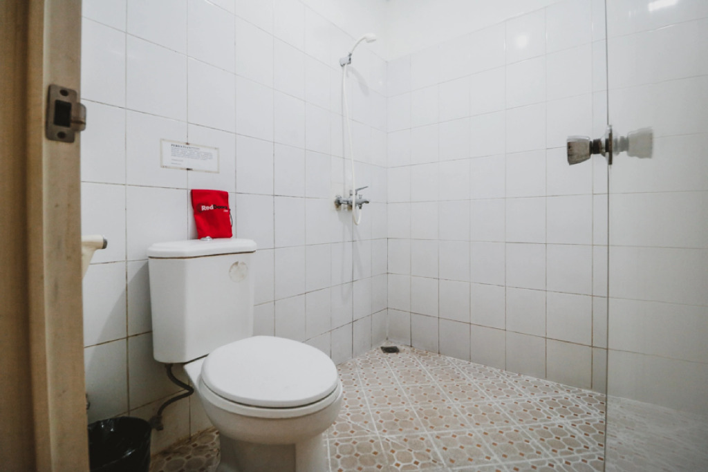 RedDoorz Plus at Jalan Gatot Subroto Jakarta