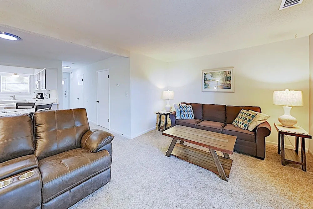 New Listing! Beachside , 1 Block To Waves 2 Bedroom Townhouse