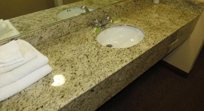 Delmonico Inn & Suites