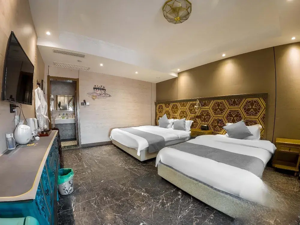 Laoshan Swan Castle Vacation Garden B&B