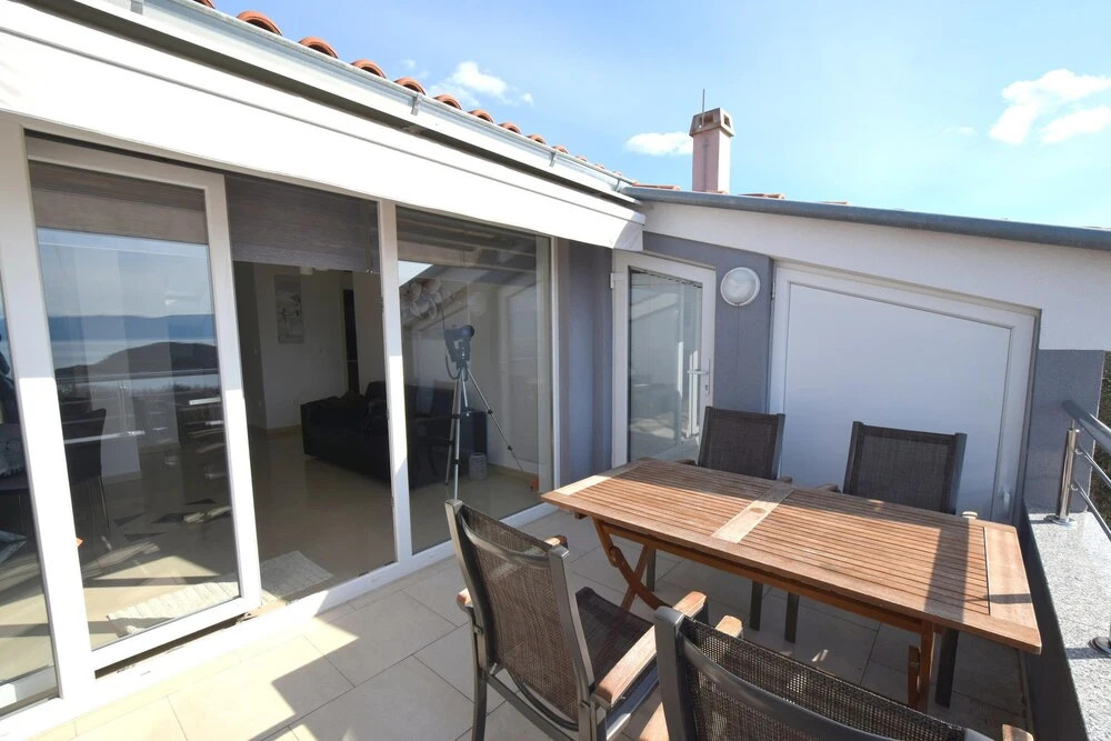Apartment Roberto with Sea View