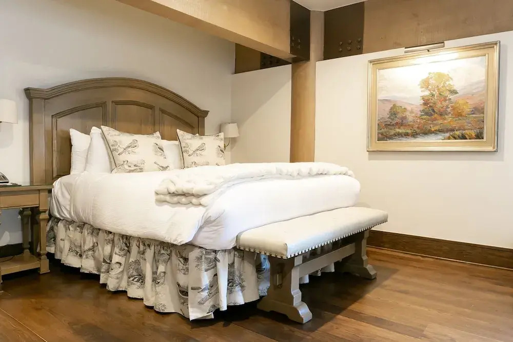 Sterling One Bedroom Suite in Great location with Majestic Mountain Views 1 Condo by RedAwning