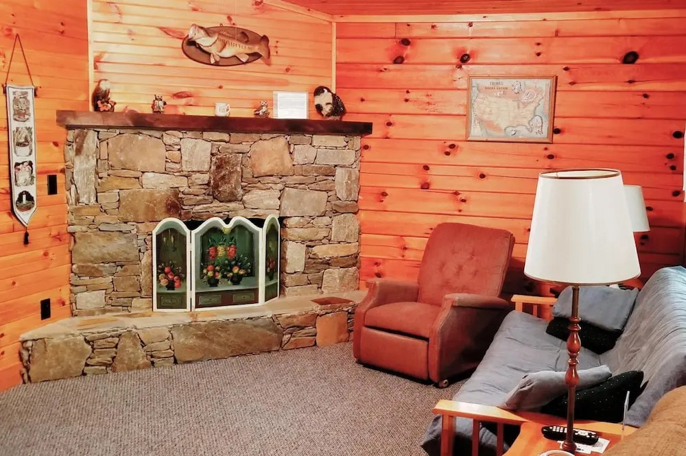 Tanglewood Motel and Log Cabins