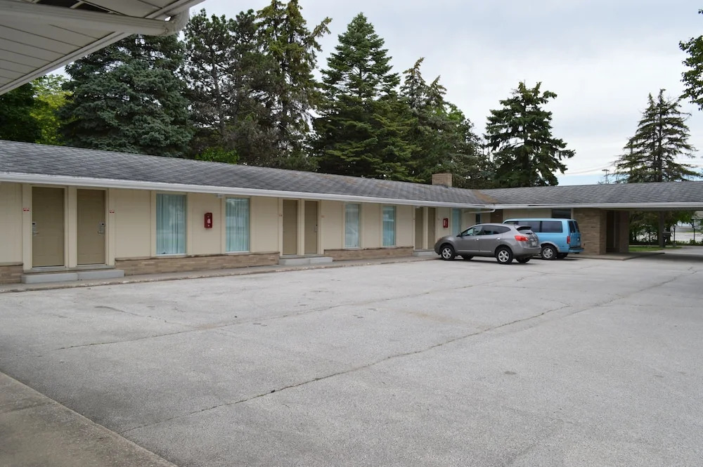 Monnie Lynn Motel