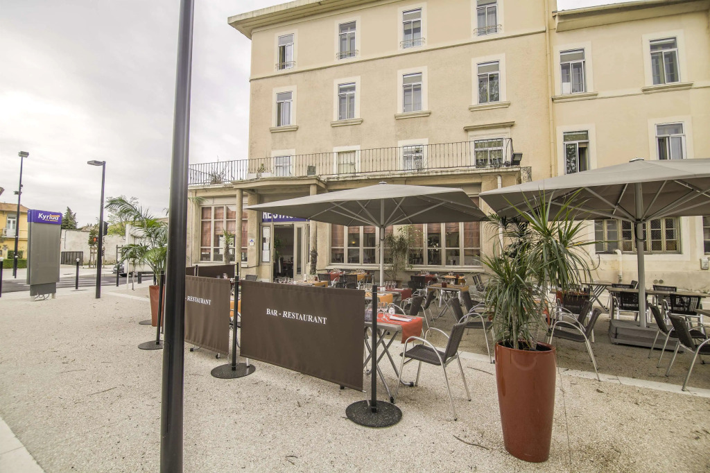 KYRIAD ORANGE Centre Ville - HOTEL RESTAURANT BAR - Galerie dArt des Princes - Provence Alpes CôteAzur - France - AUTOROUTE A7-A9 - exit21- Châteauneuf-du-Pape Avignon Bollene Nimes Valence - Terrasse - Repas - Petit Déjeuner