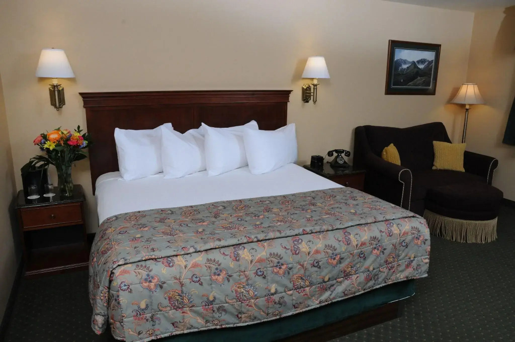 Pikes Waterfront Lodge