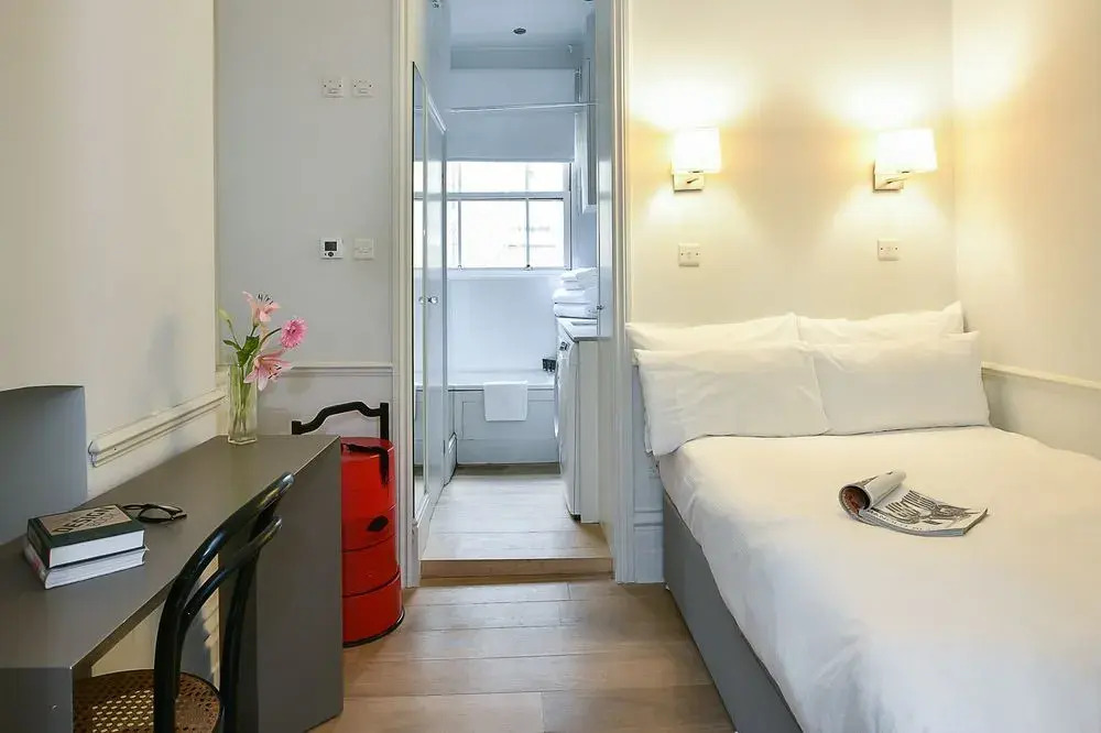 Sophisticated 1BR Flat in Victoria