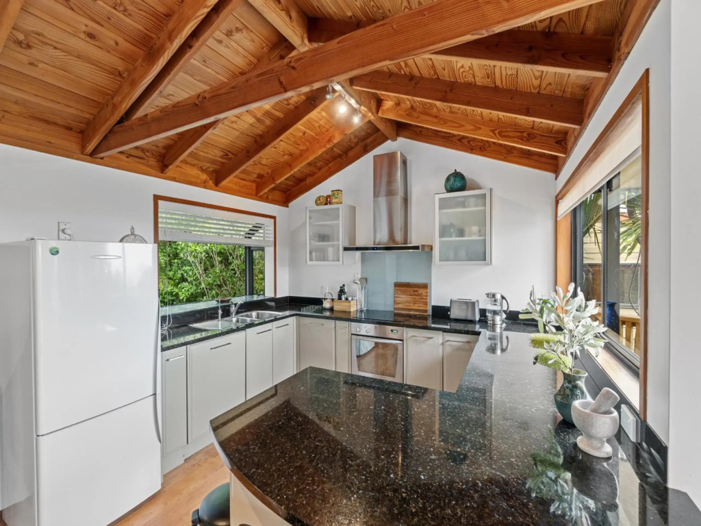 Perfectly Piha - Piha Holiday Home