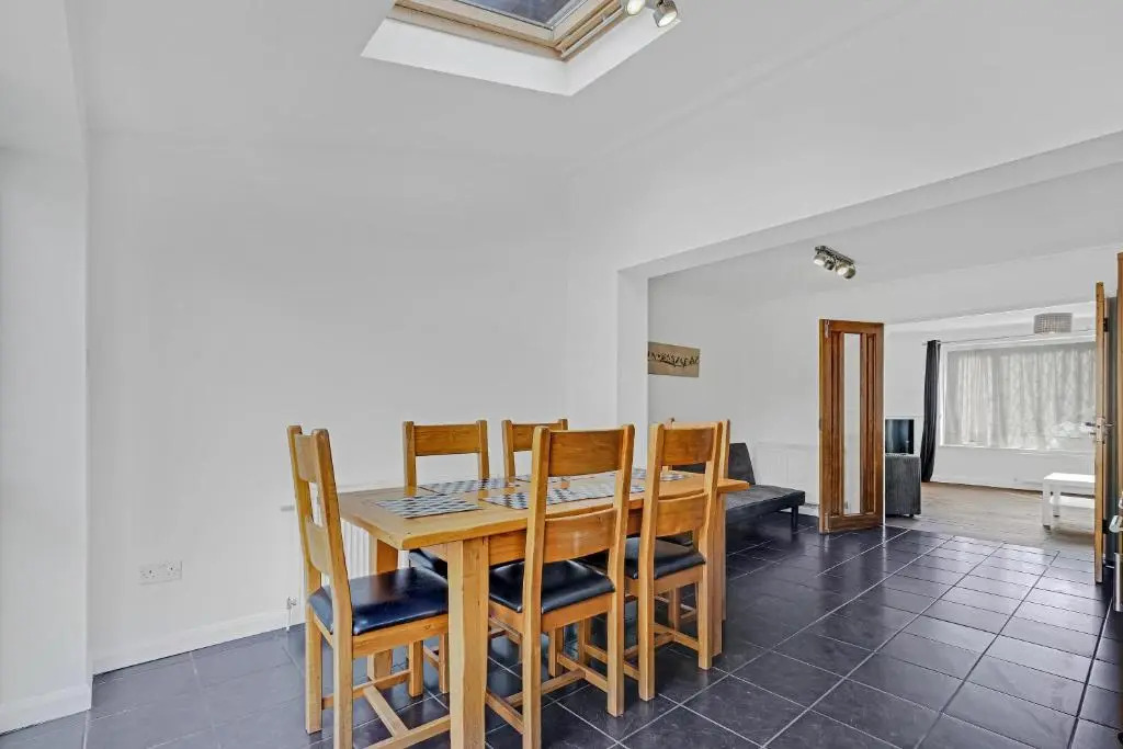 Heathrow Living St Annes Serviced House 5 bedrooms 3 bath