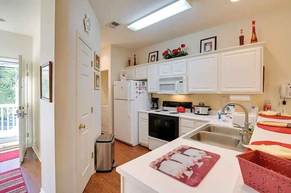 Cozy Condo w/ Golf Course View: 4 Mi to Shore!