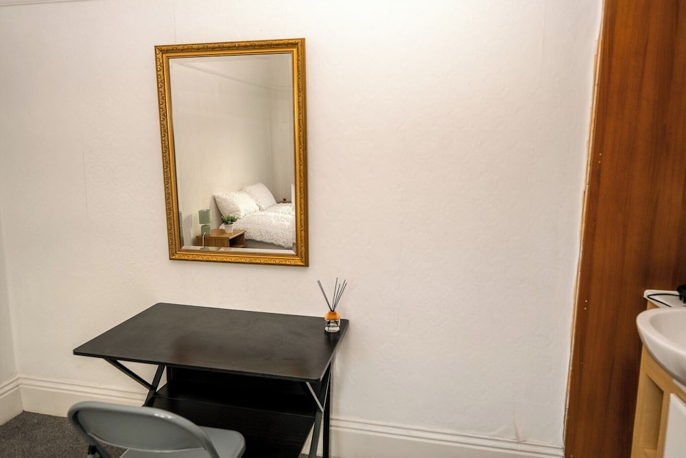 Apt - Sleeps 10 - Parking - Ideal for Contractors