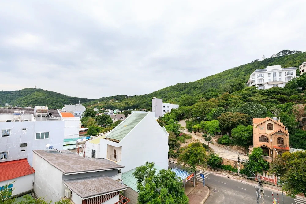 OYO 365 Rose Hotel