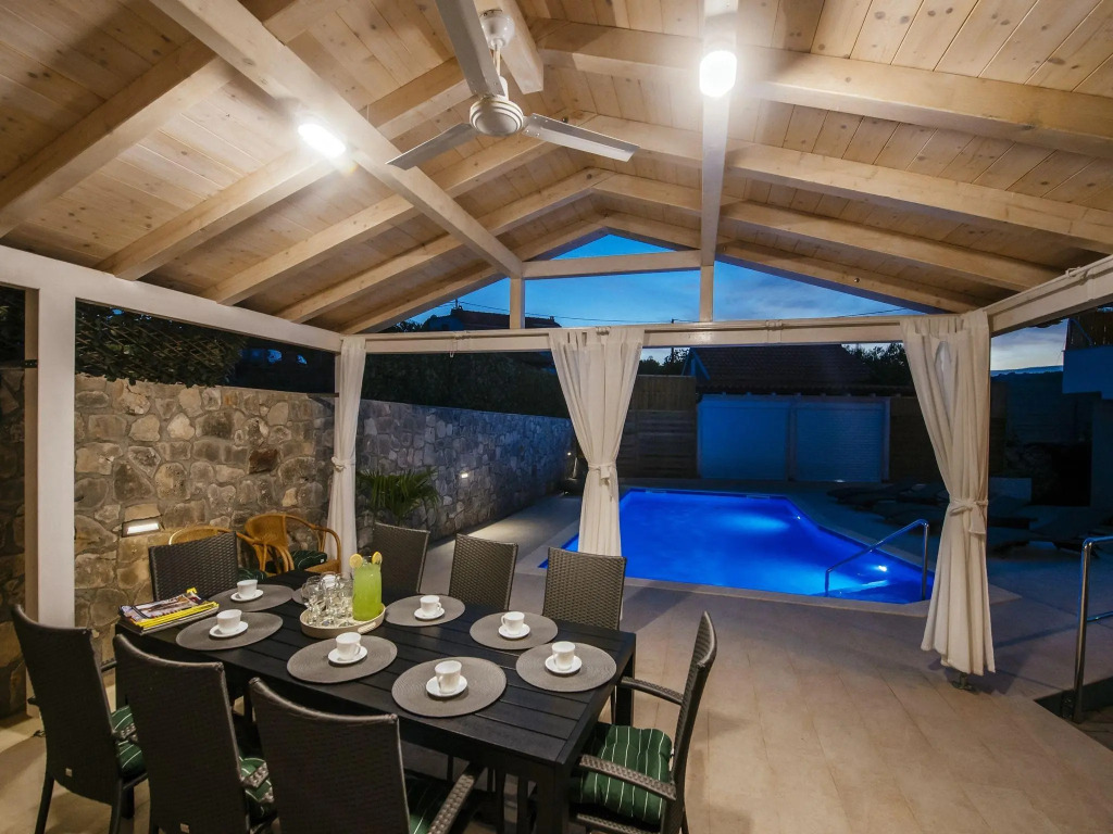 Beautiful Holiday Home in Mali Iz With Pool
