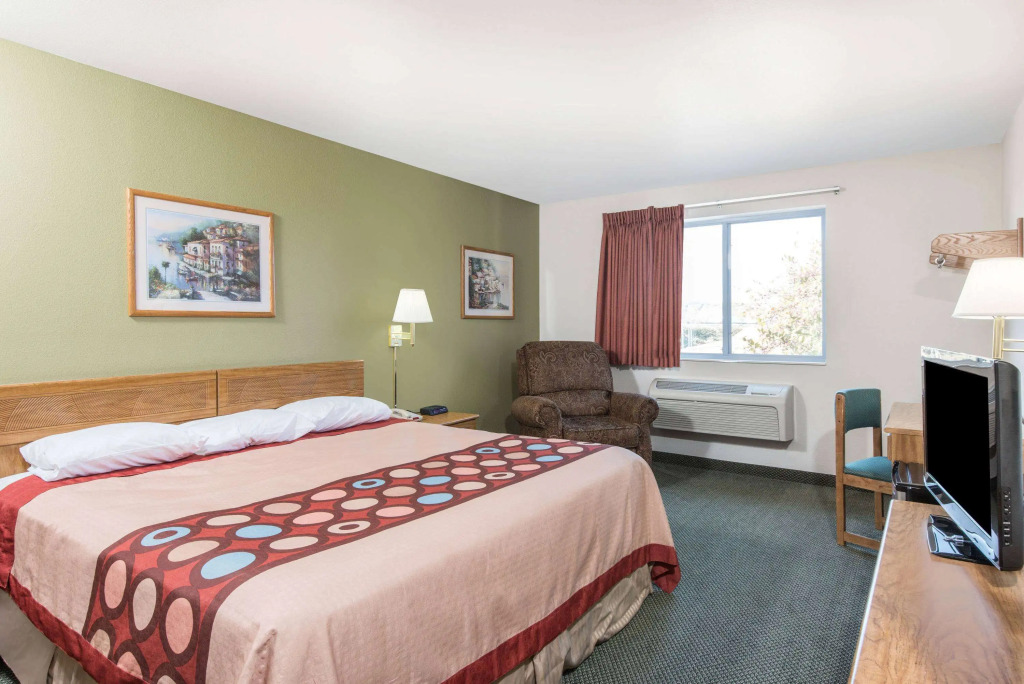Super 8 by Wyndham West Middlesex/Sharon Area