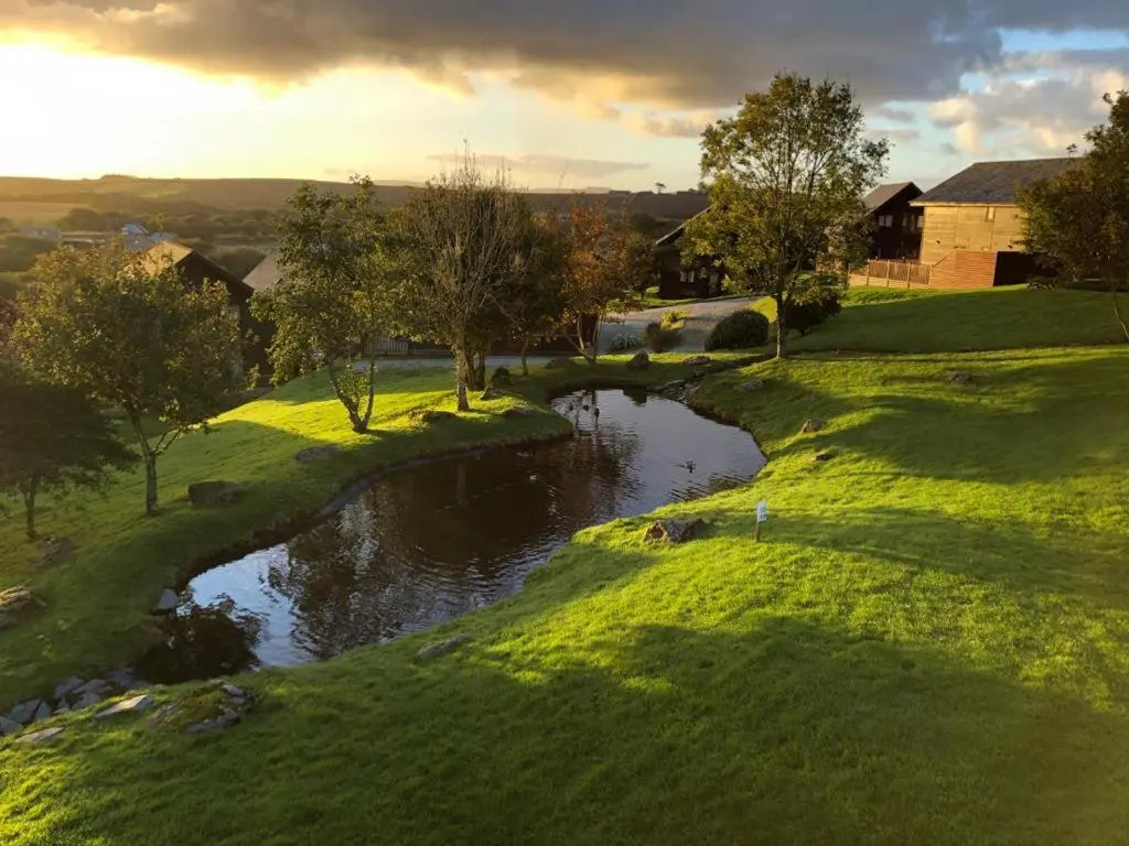 Swallow Lodge with Hot Tub, dogs welcome sleeps 8, Great resort Facilities